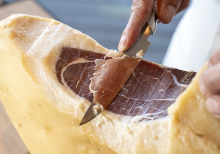 ハムをスライスするところ